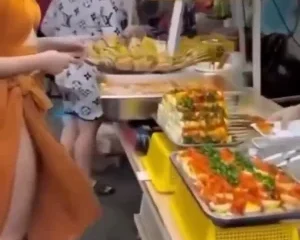 Bắt gặp Hương Thảo cho chem chép đi chợ cuối năm