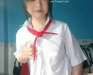 Bé vẫn còn đeo khăn quàng mà đã khoe bím hăng say thế kia rồi