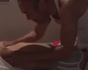 Bố dượng nữa đêm mò vào phòng con gái khi vợ đi vắng