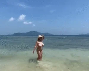 Cho vợ đi tắm biển nhưng quên mang bikini và cái kết