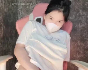 Clip bé Ly Xù nhét trứng rung vào trong quần silip