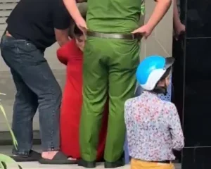 Clip HOT Lê Mỹ Linh lên cơn nên phải bịt miệng tránh cắn vào lưỡi