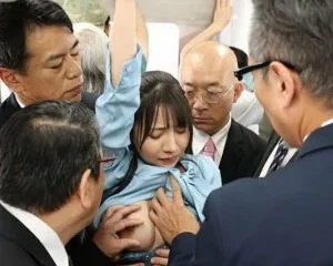 Cô gái văn phòng phát hiện kẻ thường xuyên quấy rối tình dục mình lại là giám đốc