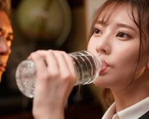 Cô giáo đến nhà để gặp phụ huynh cậu học trò nghỉ học và cái kết