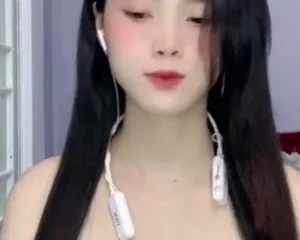 Dễ thương vậy mà đi show hàng :(( anh nào cưới em nó điiiiiii