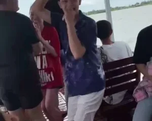 Đi phà thôi mà, thi thoảng khoe vú cho các cháu nhìn thì có sao :))