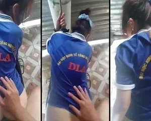 Doggy bé sinh viên Đại học kinh tế Công Nghiệp DLA trên chiếc võng ngay trước cửa nhà