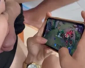 Em đang dở trận liên quân mà anh cứ bắt bú cu còn bật mic chơi với bạn nữa