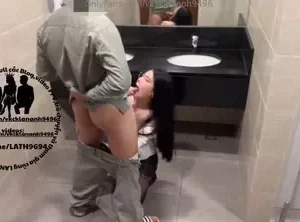 Full Clip sex em Lan Anh (vkcklananh9496) ngẫu hứng địt nhau trong nhà vệ sinh công cộng