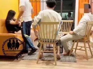 Full Clip sex Vkcklananh9496 bị bạn của chồng some tập thể