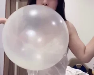 Hóng phốt hot tiktoker Hường Hêu hít bóng cười ngáo ngáo tụt quần móc cua