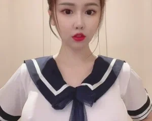 Jenna Chew hôm này cosplay cô học sinh đổi gió anh em ạ