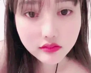 Lannie lá mít mặt cực cute nhưng mà thân hình thì lại siêu ngọt