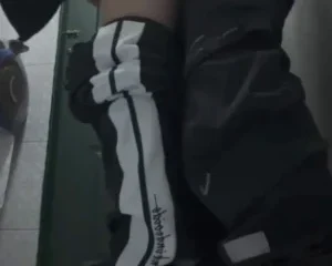 Nhà vệ sinh đẩy xe bò với hoa khôi của trường