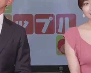 Nữ MC truyền hình xinh đẹp luôn trực tiếp với một chiếc bím đang ướt sũng