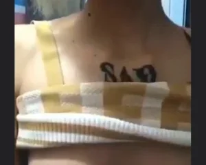 Nữ nhân viên salon tóc khoe hàng nè các anh ơi