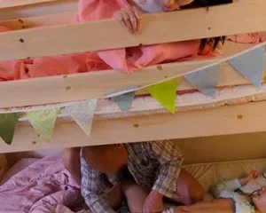 Ông chú đồi bại đến nhà chơi nữa đêm mò vào phòng 2 cô cháu gái