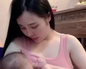 Single Mom Nhungxinh8899 khoả thân cho bé bú, trắng zl