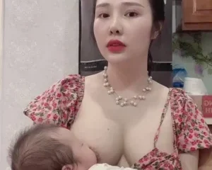 Single mom Nhungxinh8899 mới sinh nên vú cực căng, sờ đẫy tay lun(2)