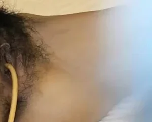 Tha hồ lột đồ khám phá cơ thể cô bạn thân say bất tỉnh nhân sự