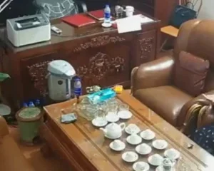 Thầy giáo sói ca tặng vòng tay cho gái xong tranh thủ nắn trái cây