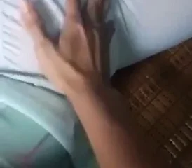 Thò tay vào móc cua trong khi em yêu đang thổi kèn