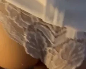 Vén chiếc quần lót ren sang 1 bên rồi doggy tới bến